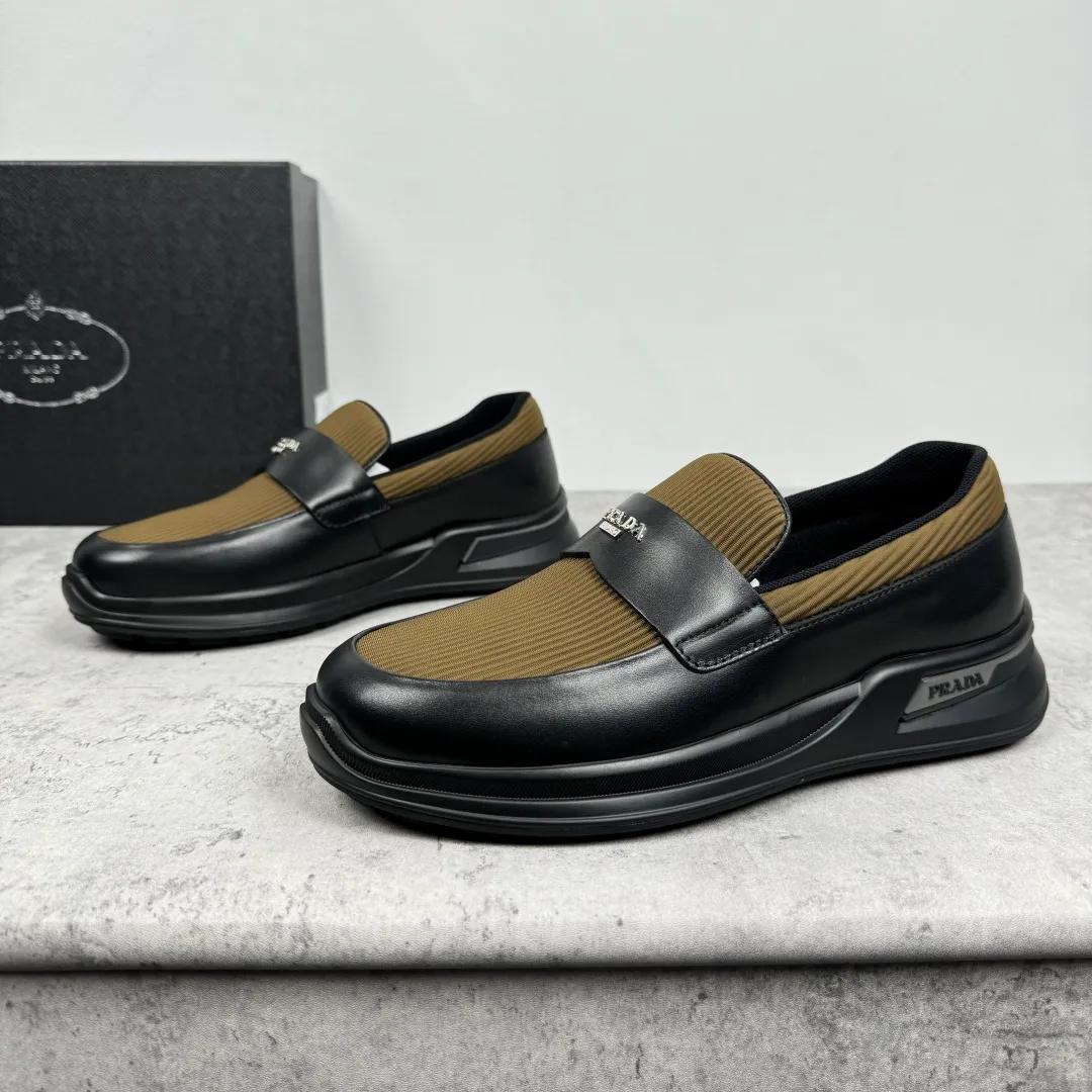Batch 700 Prada/Prada men's matte leather thick-soled lightweight loafers! Casual fit, lightweight rubber sole slip-on driving shoes, matte calfskin wrapped around the entire upper, front body in pebbled calfskin/soft cloth, two styles available! Decorated with genuine leather buckle, front decorative details of PRADA silver letters, genuine leather feet, classic silver letter logo badge details, technical mesh lining, push-on opening and closing method, convenient and comfortable, cool and breathable! Paired with a lightweight, sporty functional thick sole, it is extremely comfortable on the feet and will not be tiring after long-term wear. It is available in multiple colors to meet different matching needs and comes with a complete package! Size: 39-40-41-42-43-44 Leather shoe size Item number: 2EE915 leather cloth black coffee